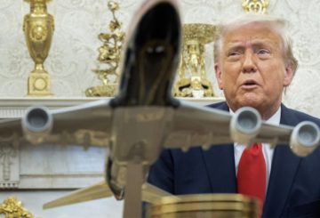 En un nuevo y polémico giro en su política migratoria, el presidente Donald Trump ha lanzado una propuesta que ha generado tanto sorpresa como indignación: ofrecer dinero y boletos de avión a los migrantes irregulares que decidan "autodeportarse" de Estados Unidos. La medida, que aún no ha sido oficialmente anunciada, fue adelantada por el propio mandatario en una entrevista con la cadena Fox News.