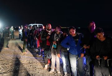 En un golpe contundente a la política migratoria del expresidente Donald Trump, una jueza federal bloqueó temporalmente la revocación del parole humanitario que protege de la deportación a más de 530,000 migrantes de Cuba, Venezuela, Haití y Nicaragua. La decisión llega a solo dos semanas de la fecha límite impuesta por la Administración para que los beneficiarios abandonaran el país o enfrentaran una expulsión forzada.