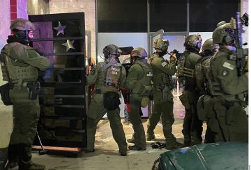 Más de 100 migrantes en situación irregular fueron arrestados por la DEA en una redada realizada en un club nocturno clandestino en Colorado Springs, como parte de la nueva política de mano dura contra la inmigración del presidente Donald Trump. Las autoridades aseguran que el lugar era frecuentado por miembros del Tren de Aragua y la MS-13, dos bandas que Trump declaró como organizaciones terroristas tras su retorno a la Casa Blanca