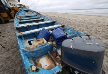 La tragedia golpeó la costa de Del Mar, California, cuando una frágil embarcación tipo panga naufragó en medio de la noche con al menos 16 migrantes a bordo. Entre las víctimas mortales hay al menos dos mexicanos, confirmó el Consulado General de México en San Diego, que también reportó a otros dos ciudadanos hospitalizados.