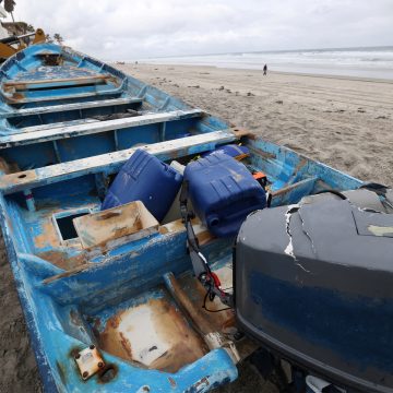 La tragedia golpeó la costa de Del Mar, California, cuando una frágil embarcación tipo panga naufragó en medio de la noche con al menos 16 migrantes a bordo. Entre las víctimas mortales hay al menos dos mexicanos, confirmó el Consulado General de México en San Diego, que también reportó a otros dos ciudadanos hospitalizados.