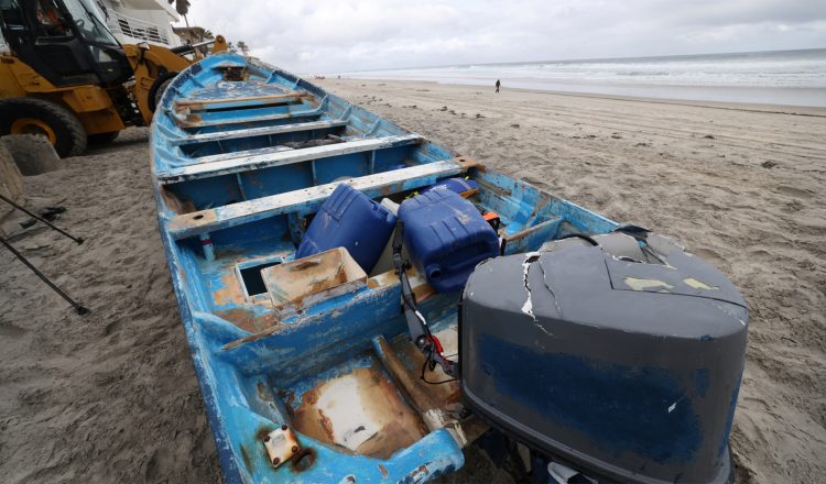 La tragedia golpeó la costa de Del Mar, California, cuando una frágil embarcación tipo panga naufragó en medio de la noche con al menos 16 migrantes a bordo. Entre las víctimas mortales hay al menos dos mexicanos, confirmó el Consulado General de México en San Diego, que también reportó a otros dos ciudadanos hospitalizados.