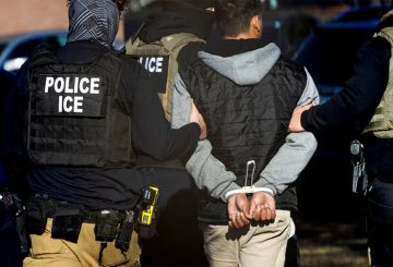 El gobierno de Donald Trump ha anunciado un nuevo programa que ofrece 1.000 dólares a todo migrante indocumentado que decida autodeportarse voluntariamente. El anuncio, realizado por el Departamento de Seguridad Nacional (DHS)