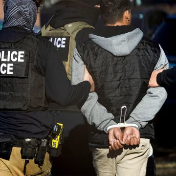 El gobierno de Donald Trump ha anunciado un nuevo programa que ofrece 1.000 dólares a todo migrante indocumentado que decida autodeportarse voluntariamente. El anuncio, realizado por el Departamento de Seguridad Nacional (DHS)