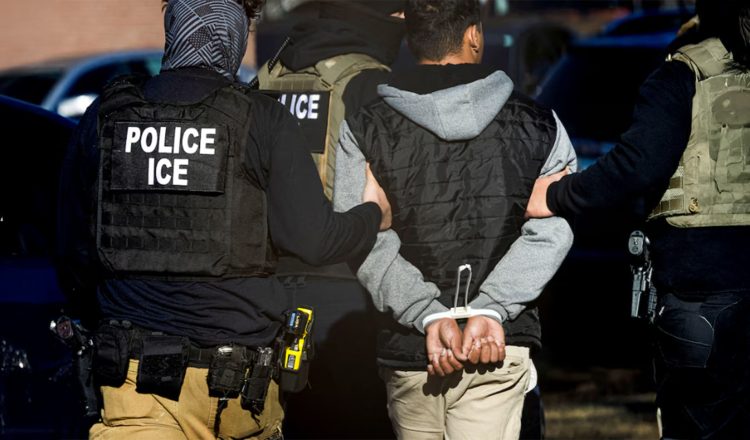 El gobierno de Donald Trump ha anunciado un nuevo programa que ofrece 1.000 dólares a todo migrante indocumentado que decida autodeportarse voluntariamente. El anuncio, realizado por el Departamento de Seguridad Nacional (DHS)