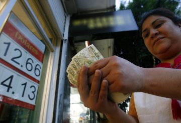 Una nueva ola de endurecimiento migratorio en Estados Unidos, encabezada por el gobierno de Donald Trump, podría convertirse en una bomba de tiempo económica para millones de hogares vulnerables en América Latina. El flujo de remesas, que alimenta directamente a familias que dependen de estos ingresos para sobrevivir, corre el riesgo de disminuir drásticamente en los próximos meses, advierten expertos.